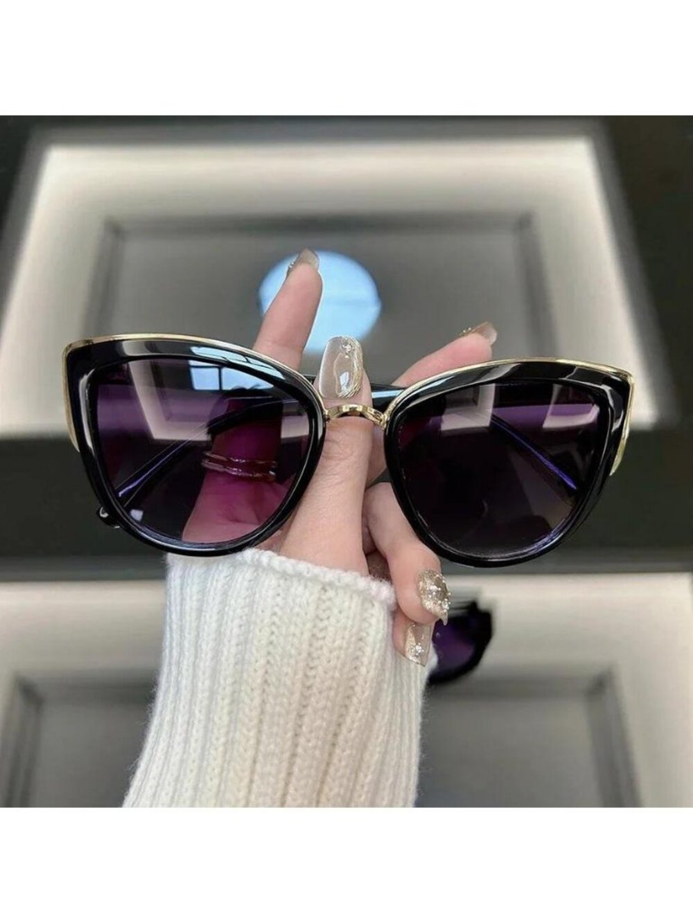 Retro Sunglasses - Picture 4 of 4